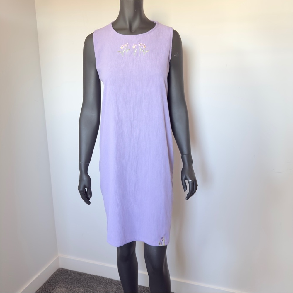 231. Lilac Sleeveless Dress with Embroidered Florals – Size M